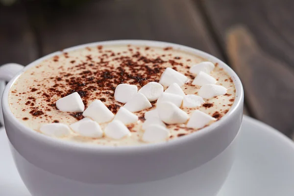 Cappuccino Com Marshmallow Cacau Copo Vista Perto — Fotografia de Stock