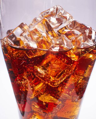 Bardakta buz olan kola, yakın görüş.   