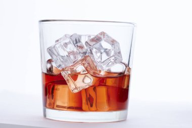 Bir bardak buzlu viski, yakın görüş.  