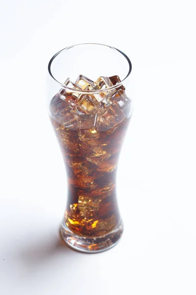 Cola Com Cubos Gelo Vidro Vista Perto — Fotografia de Stock
