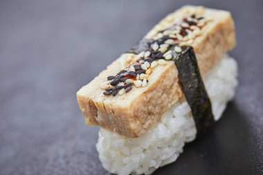 Siyah arka planda lezzetli çiğ suşi, v yakın görünümü