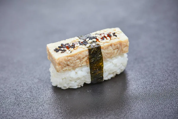 黒を基調としたおいしい生寿司ビューV — ストック写真