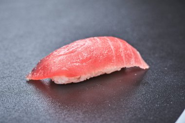 Siyah arka planda lezzetli çiğ suşi, v yakın görünümü