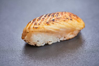 Siyah arka planda lezzetli çiğ suşi, v yakın görünümü