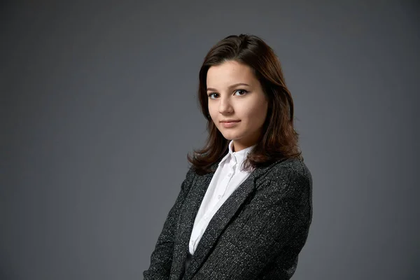 Retrato Una Hermosa Joven Con Camisa Blanca Chaqueta Oscura Posando — Foto de Stock