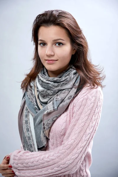 Retrato Bela Jovem Mulher Vestindo Suéter Posando Fundo Cinza — Fotografia de Stock