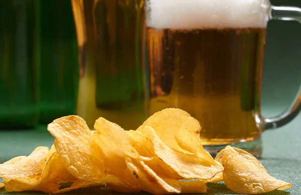 Patatas Fritas Cerveza Sobre Fondo Verde Primer Plano — Foto de Stock