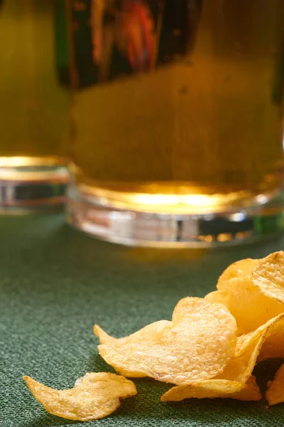 Potatis Chips Och Grön Bakgrund Närbild — Stockfoto