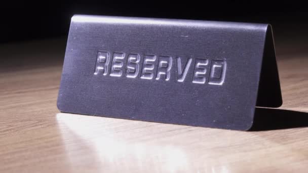 Blurred Silver Reserved Card Wooden Table Close View — Stock Video