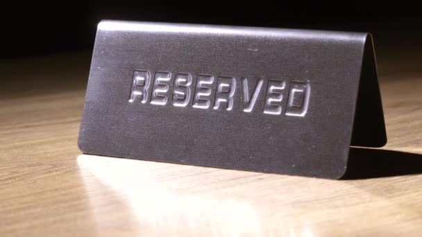 Blurred Silver Reserved Card Wooden Table Close View — Stock Video