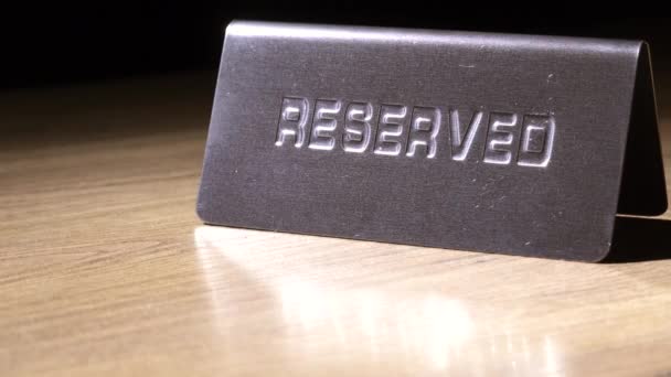 Blurred Silver Reserved Card Wooden Table Close View — Stock Video