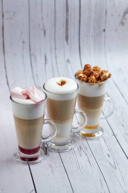 Sıcak kahve bardakları, yakın görüş. 