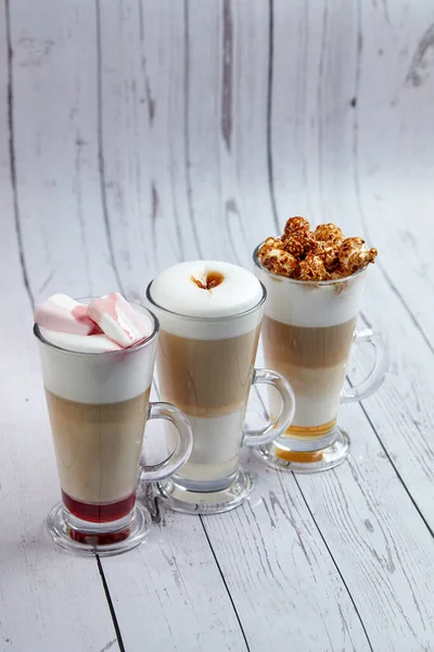 Sıcak kahve bardakları, yakın görüş. 