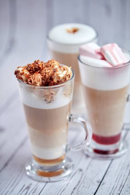 Sıcak kahve bardakları, yakın görüş. 