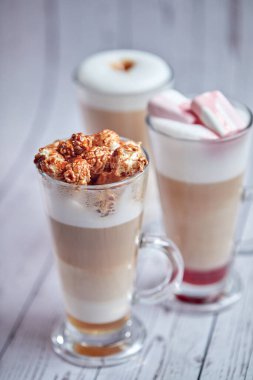 Sıcak kahve bardakları, yakın görüş. 