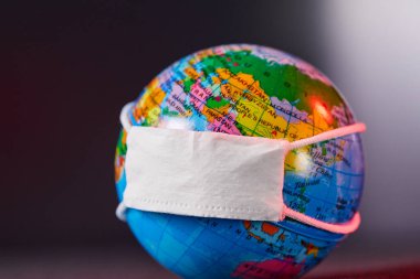  Cerrahi Yüz Maskesi ve Küre modeli. Coronavirus Konsepti.