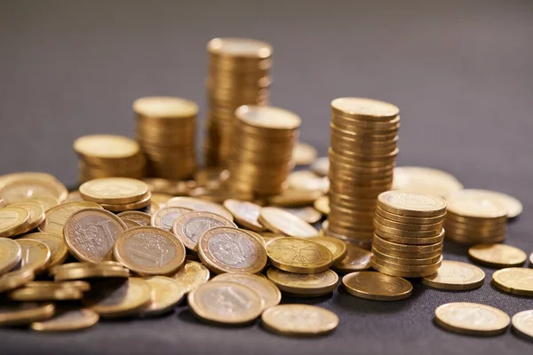 ユーロ硬貨がテーブルの上に積み上げられた 貨幣概念 — ストック写真
