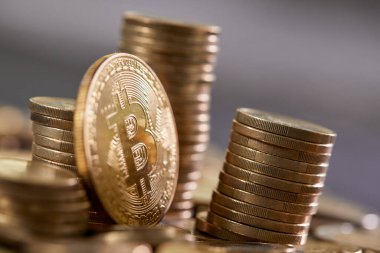 altın bitcoin yığını, kripto para için kavramsal görüntü