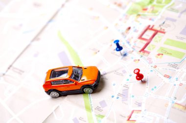 Haritadaki küçük oyuncak araba, seyahat kavramı 