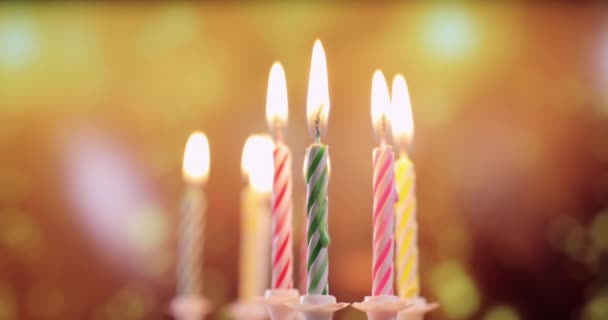五彩缤纷的生日蜡烛的火焰 — 图库视频影像