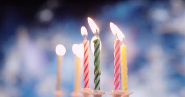 Chamas Velas Aniversário Coloridas Close — Vídeo de Stock