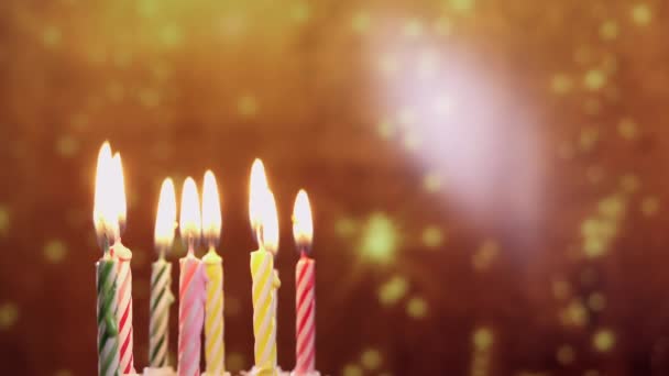 五彩缤纷的生日蜡烛的火焰 — 图库视频影像