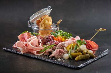 Siyah arkaplanda mezeler, yakın görünüm 