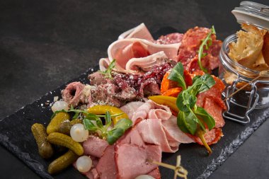 Siyah arkaplanda mezeler, yakın görünüm 