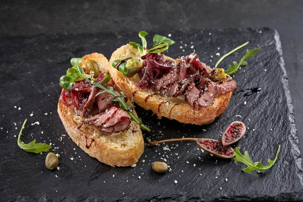 Canapes Mit Fleisch Und Gemüse Auf Dunklem Steinbrett Nahsicht — Stockfoto