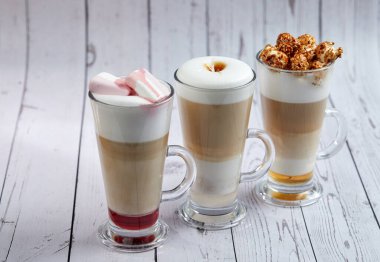 Sıcak kahve bardakları, yakın görüş. 