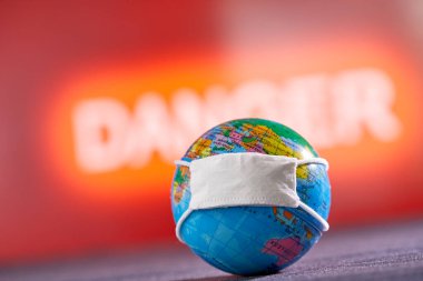  Cerrahi Yüz Maskesi ve Küre modeli. Coronavirus Konsepti.