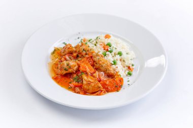 Beyaz tabakta arpalı tavuk, yakın görüş. 