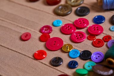Çok renkli antika düğmeler ve dikiş araçlarının arkaplan ve dokusu, yakın görünüm 
