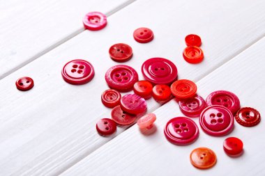 Çok renkli antika düğmeler ve dikiş araçlarının arkaplan ve dokusu, yakın görünüm 