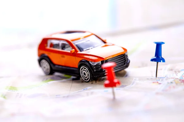 Haritadaki Küçük Oyuncak Araba Seyahat Kavramı — Stok fotoğraf