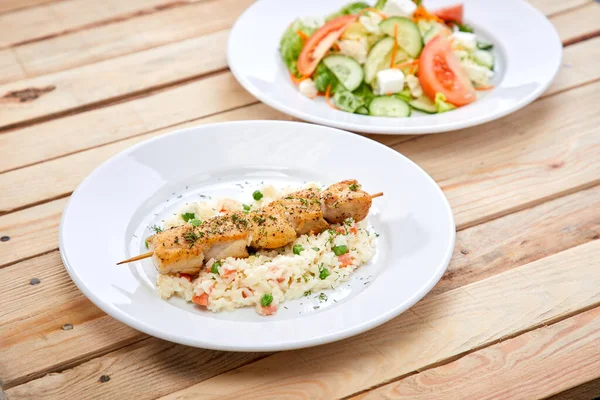 Hühnerspieß Mit Reis Und Salat Auf Weißen Tellern Nahsicht — Stockfoto
