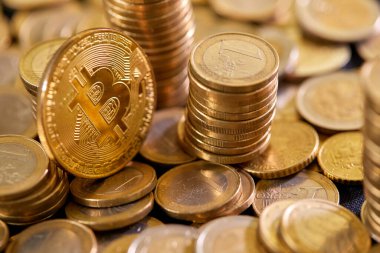 Bitcoinler farklı pozisyonlarda birbirinin üzerine yığılmış. Para kavramı