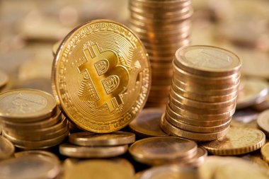Bitcoinler farklı pozisyonlarda birbirinin üzerine yığılmış. Para kavramı