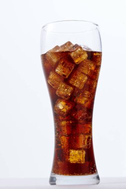 Bardakta buz olan kola, yakın görüş.  