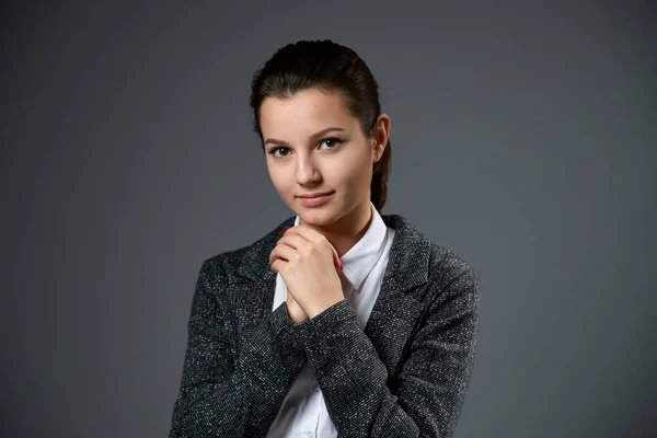 Portret Van Mooie Jonge Vrouw Wit Shirt Donker Jasje Poserend — Stockfoto