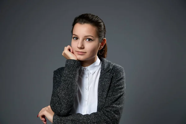 Porträtt Vacker Ung Kvinna Bär Vit Skjorta Och Mörk Jacka — Stockfoto