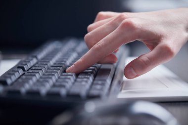 Ofis çalışanı kadın el yazısı klavyede, yakın görünüm 