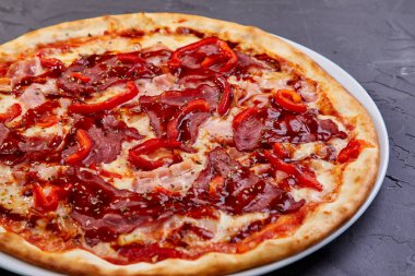 Beyaz tabakta lezzetli bir pizza, yakın görüş. 