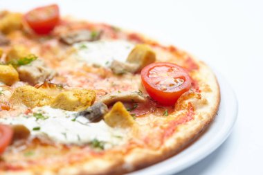 Beyaz tabakta lezzetli bir pizza, yakın görüş. 