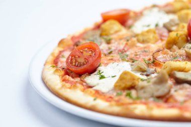 Beyaz tabakta lezzetli bir pizza, yakın görüş. 