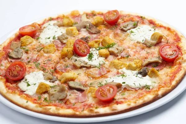 Gustosa Pizza Piatto Bianco Vista Vicino — Foto Stock