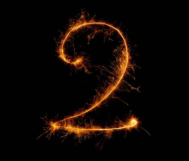 Siyah gökyüzü arkaplanında maytap ile yazılmış iki numara