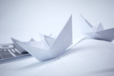 Belgeler üzerinde kağıt tekneler, pazarlama konsepti 