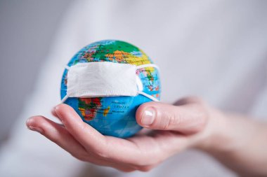 Korunaklı maskeli bir kadın, koronavirüs konsepti. 