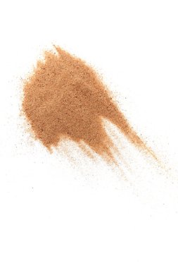 Beyaz arkaplanda izole kum, yakın görünüm 